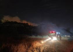 Fotografía compartida por el Cuerpo de Bomberos de Guayaquil que muestra a una de las unidades de combate en las inmediaciones del incendio.