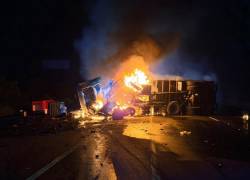 El accidente involucró a un camión y una camioneta; tras el impacto, el vehículo pesado se volcó y se incendió