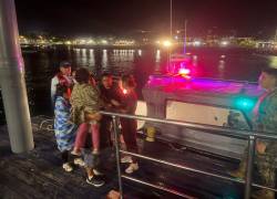 Fotografía que muestra a los ciudadanos tras ser rescatados por militares.