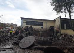 Un grupo de militares realizan labores de limpieza y rescate en La Gasca.