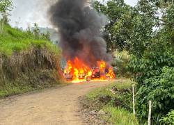 Lo que se sabe sobre el violento enfrentamiento en Cotopaxi durante consulta minera: 17 heridos y dos vehículos incendiados