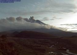Volcán Cotopaxi emana columna de ceniza de unos 1.100 metros