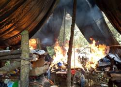 Fotografía que muestra un campamento de minería ilegal siendo incinerado, en la provincia de Zamora Chinchípe.