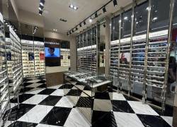 La tienda de Sunglass Hut en Guayaquil tiene una superficie de 29 m² y está diseñada para brindar una experiencia premium.