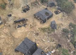 Fotografías que muestran el asentamiento de minería ilegal destruido por el Ejército ecuatoriano.