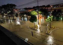 Varios sectores de Guayaquil amanecen inundados por intensa lluvia y tormenta eléctrica: ¿qué se pronostica?