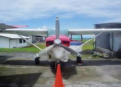 El avión modelo Cessna 206 que había sido abordado por tres pilotos previamente al accidente. El impacto destruyó por completo la avioneta y provocó la muerte de dos de sus ocupantes.