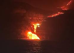 Los expertos muestran alarma, puesto que este martes la lava volcánica llegó hasta el mar provocando la emisión de gases tóxicos.