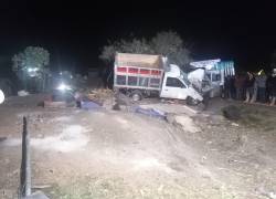 Se presume que el accidente se debió a una falla mecánica, cuando al bajar la montaña el vehículo se quedó sin frenos y chocó con otra camioneta estacionada.
