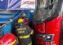 Miembros del Cuerpo de Bomberos de Durán colaboraron con las labores de rescate.