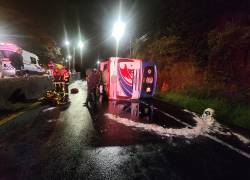 Un bus de transporte interprovincial se volcó en el sector La Argelia. Foto: Bomberos de Quito