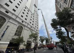 Emergencia en La Previsora en Guayaquil: así rescataron a dos trabajadores atrapados en un andamio