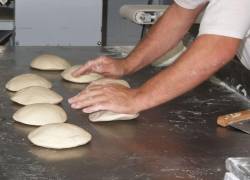 El aceite, mantequilla y achiote, son parte de los productos que utilizan los panaderos.