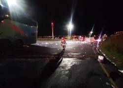 El siniestro ocurrió un minuto antes de las tres de la mañana. En videos de cámaras de seguridad se observa cómo el camión cruzó el parterre y se chocó con un bus interprovincial.