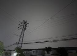 La imagen muestra una torre de transmisión eléctrica en la vía a Samborondón.