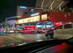 Fotografía que muestra el arribo de ambulancias y unidades de Policía al exterior del centro comercial.