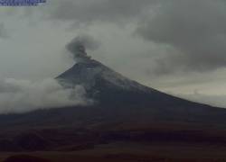 Volcán Cotopaxi lanza columna de gas y ceniza de 800 metros