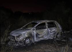 Agentes de la Policía encontraron dos cuerpos completamente calcinados dentro del vehículo.