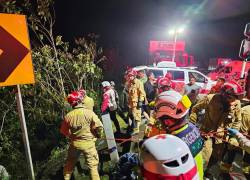 Personal del Cuerpo de Bomberos de Cuenca participó en las labores de rescate del accidente en la vía que une Guayas con Azuay.
