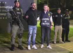 Agentes de la Policía italiana y de las fuerzas de seguridad colombianas posan junto a Roberto Nastasi, alias Rizzo.