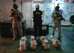 Fotografía que muestra a agentes del Senan tras los paquetes incautados.