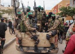 Combatientes de Hamás patrullando una calle en Gaza.