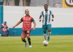 Edison Vega disputando el balón frente a Luis Lastra en la Copa Ecuador.