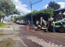 Técnicos de Epmaps realizan reparaciones por cortes de agua potable en Quito