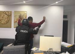 El alcalde de Esmeraldas, Vicko Villacís, al momento de su detención por parte de agentes de la Policía Nacional.