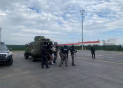 Fotografía cedida por las Fuerzas Armadas de Ecuador que muestra cuando el exvicepresidente ecuatoriano Jorge Glas desciende de un vehículo el 6 de abril, en el aeropuerto de Guayaquil.