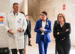Vicepresidenta de Ecuador, María José Pinto, durante su visita a un centro médico en España.