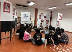 Estudiantes de la Universidad Casa Grande durante una dinámica de la exposición Arque Paidós que hace un repaso por la pedagogía ecuatoriana.