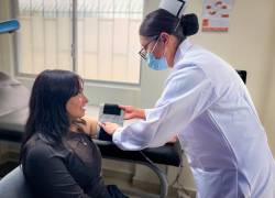 Enfermera del Ministerio de Salud Pública atiende a paciente.