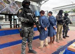 Los dos sujetos detenidos, bajo custodia de la Policía Nacional.