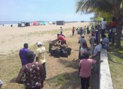 Reclusos limpian playas de Esmeraldas
