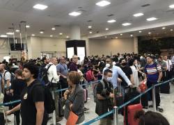 Largas filas se han registrado en el aeropuerto de Guayaquil.