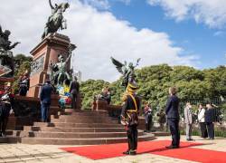 Lasso arranca su visita a Argentina con una ofrenda floral a José de San Martín