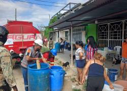 Un tanquero de agua potable abasteciendo a ciudadanos.