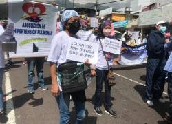Familiares de pacientes catastróficos exigen medicinas en una protesta frente al Hospital Andrade Marín de Quito.