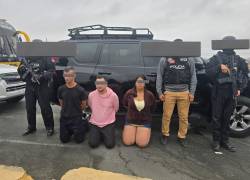 Fotografía que muestra a tres de los cuatro detenidos bajo custodia.