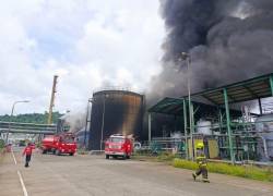 La Refinería de Esmeraldas sufrió un incendio de tanques de combustible.