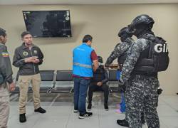 La Policía Nacional dotó a Cáceres de un chaleco antibalas y un casco para precautelar su seguridad durante su traslado a la cárcel de máxima seguridad La Roca.
