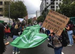 Archivo. Activistas de grupos feministas ecuatorianos se manifiestan a favor del aborto en Quito (Ecuador).