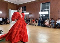 Una modelo luce una creación de la casa de moda Carolina Herrera, durante un desfile de su colección primavera-verano 2022.