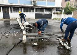 Técnicos de la Corporación Nacional de Electricidad.
