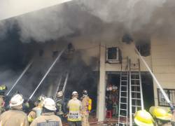 Bomberos controlando el incendio de tres locales en el centro de Guayaquil.