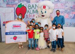 Isabel Pazmiño, vicepresidenta del directorio del Banco de Alimentos Diakonía; Randall Quesada, gerente general de Grupo Bimbo Ecuador y niños de una de las fundaciones beneficiadas que ofrecen desayunos a pequeños de escasos recursos.