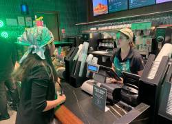 Clienta en la orden de su pedido, durante la inauguración del primer local de Starbucks en Guayaquil.