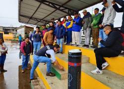 Imptek entregó material impermeabilizante a la Unidad Educativa Fiscal General Píntag, los padres de familia recibieron capacitación para instalar el producto.