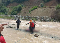 “El cuerpo se encontraba en medio del río Calera. En una camilla metálica se lo llevó hasta la orilla del río para que personal policial realice las labores del levantamiento del cadáver”, informó Jorge Reyes, jefe del Cuerpo de Bomberos de Portovelo.